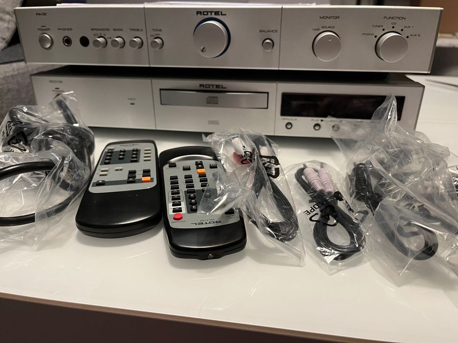 Stereo wzmacniacz Rotel RA-02 z pilotem i kartonem