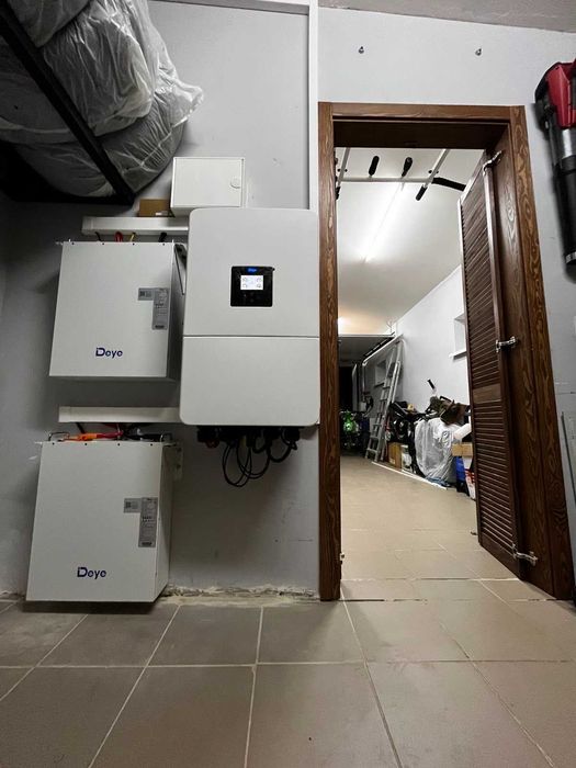 Встановлення гібридних інверторів і АКБ резервне живлення дома