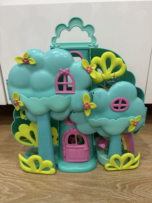 Casa na arvore com boneca e acessorios