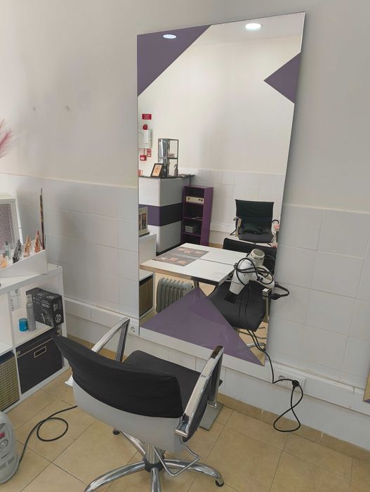 Espelho com bancada e cadeira de cabeleireiro