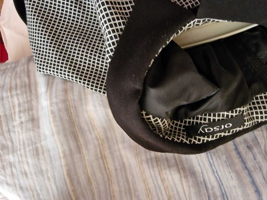 sukienka typu elegancja biznesowa