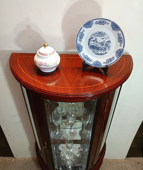 Vitrine /expositor meia-lua em mogno maciço espelhado com prateleiras