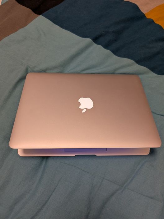 Apple MacBook Air 13” A1466 – i5 / 8GB Ram  / 128GB SSD – como novo
