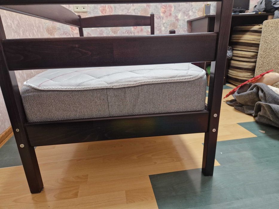 Кровать с матрасом и стульчик