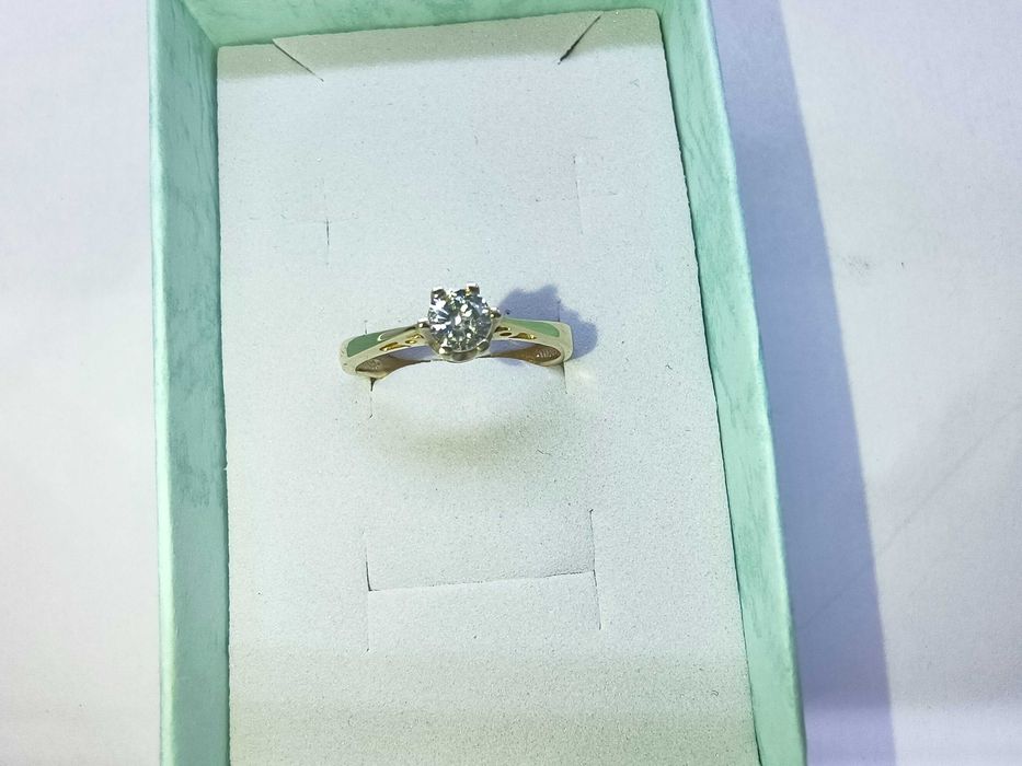 Złoty pierścionek z brylantem 0.32ct P1/F certyfikat
