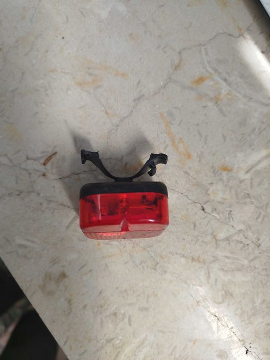 Luz traseira para bicicleta ou trotinetes.