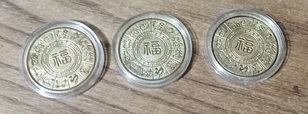 Moedas novas em caixa
