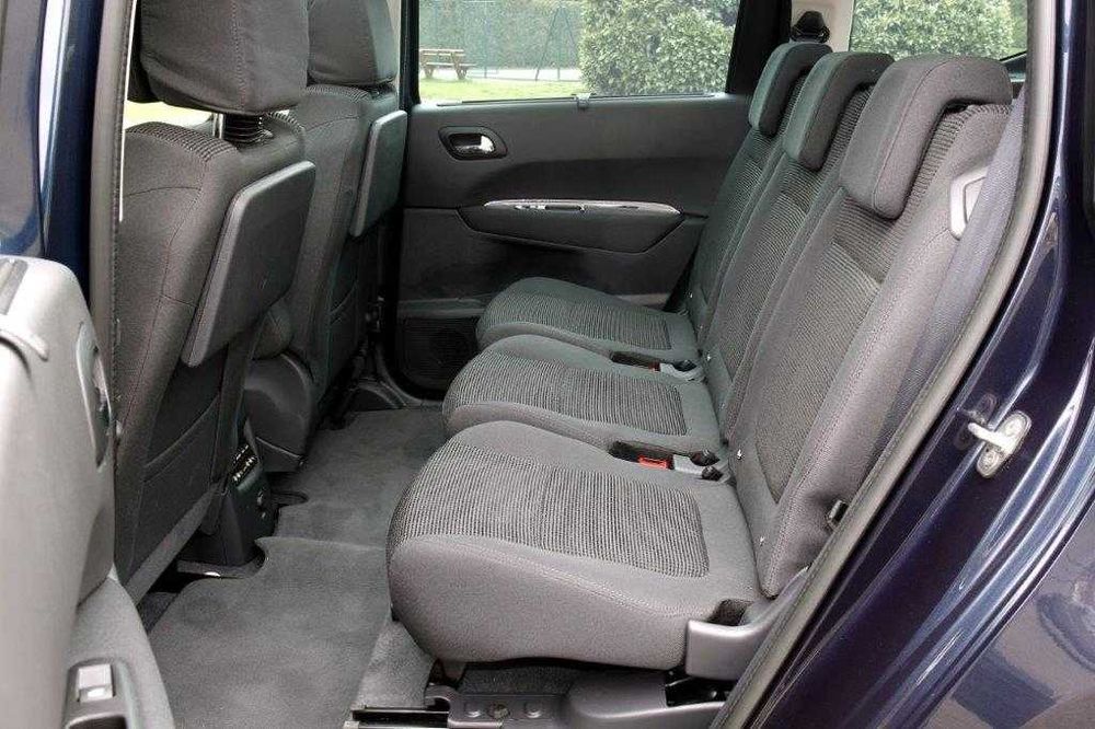 Peugeot 5008 1.6 HDi, 7L, automática, rodas 17 Teto Panorâmico, DVD