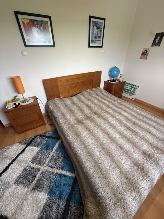 Cama de casal com elevatória e mesas de cabeceira