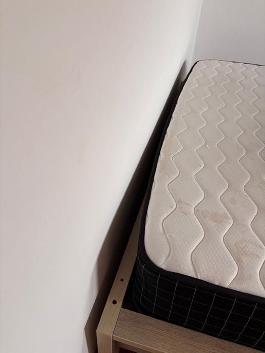 Cama Ikea Malm usada com colchão e estrado
