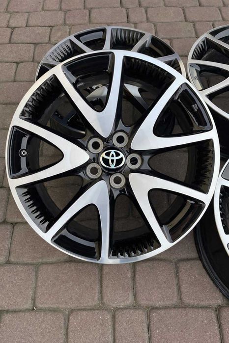 Oryginalne alufelgi Toyota 5x100 17 cali CZUJNIKI YARIS BICOLOR
