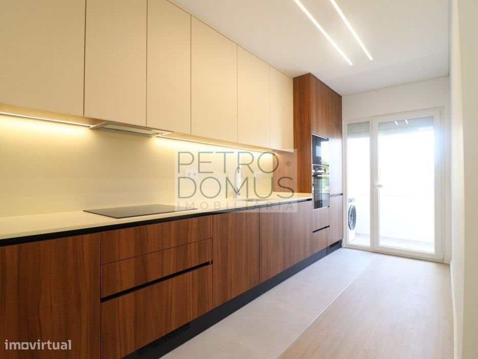 T3 Com 3 Wc Em Prédio Totalmente Remodelado - Almada