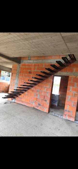 Schody półkowe wspornikowe