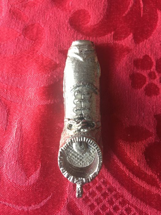 Mola para documentos, em metal, com forma de sapato