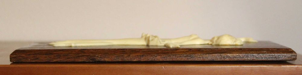 Bailarina em relevo, resina sob madeira exótica nobre, anos 60.