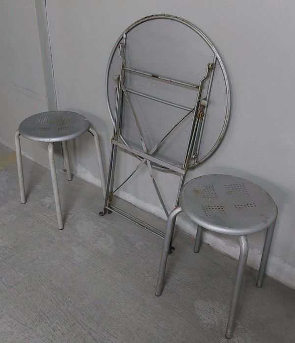 Mesa metal de jardim (oferta 2 bancos)