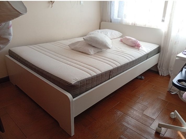 Cama solteiro em excelente estado