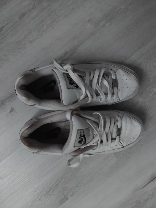 Білі кросівки Nike