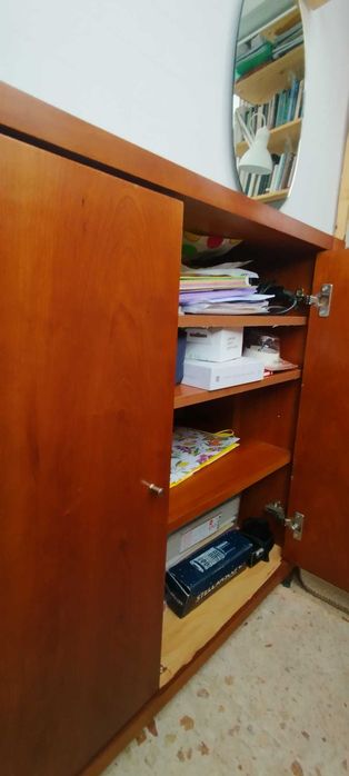 Cómoda de madeira, 106x40, com 3 prateleiras interiores