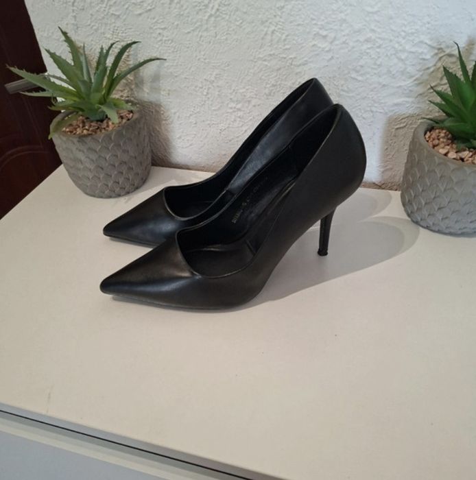 Czarne buty na obcasie