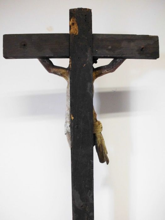 antigo grande crucifixo em madeira Sec. XVIII com Cristo policromado