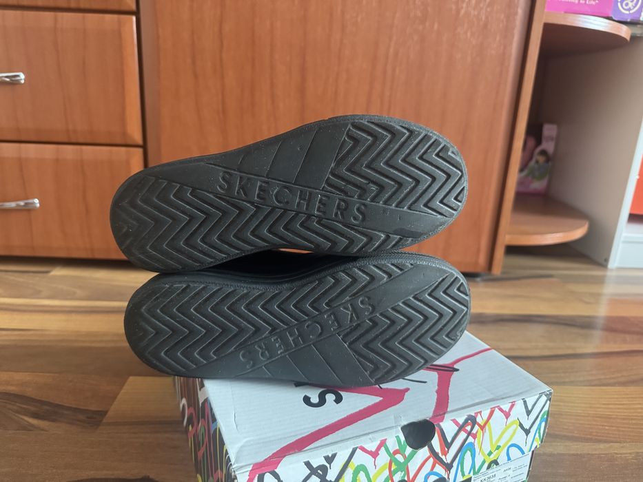Продам черевики Skechers на дівчинку.