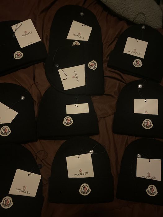 Lote de gorros da Moncler (15 unidades)
