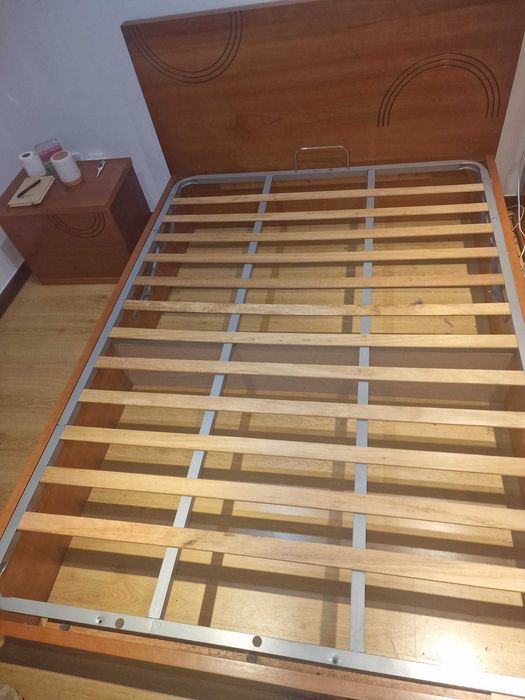Cama com somier em bom estado em madeira com estrado
