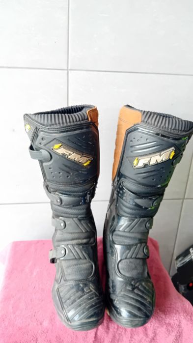Buty na crossa  42r. Plus ochraniacze