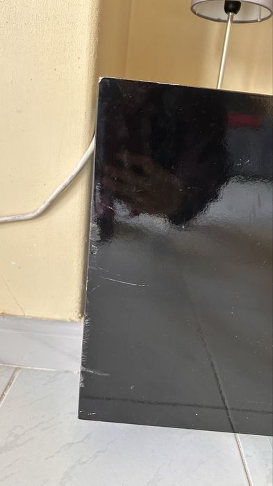 Rack preto com detalhes em prateado