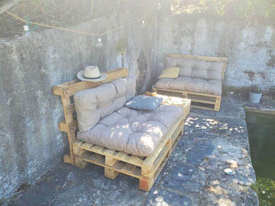 Conjunto de jardim em paletes (2 sofás + almofadas + mesinha)