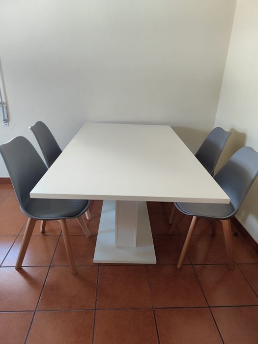 Mesa  com 4 cadeiras