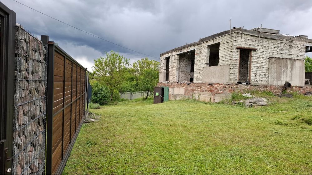 Продам ділянку з початим будівництвом і комунікаціями