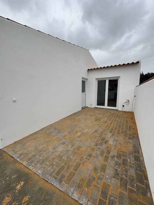 Moradia T2 com Espaço Exterior – Conforto e Tranquilidade numa Excelente Localização