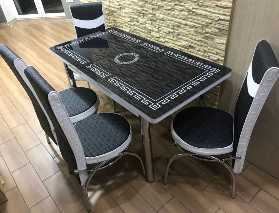 Обеденный стеклянный кухонный стол со стульями Стіл обідній кухонний