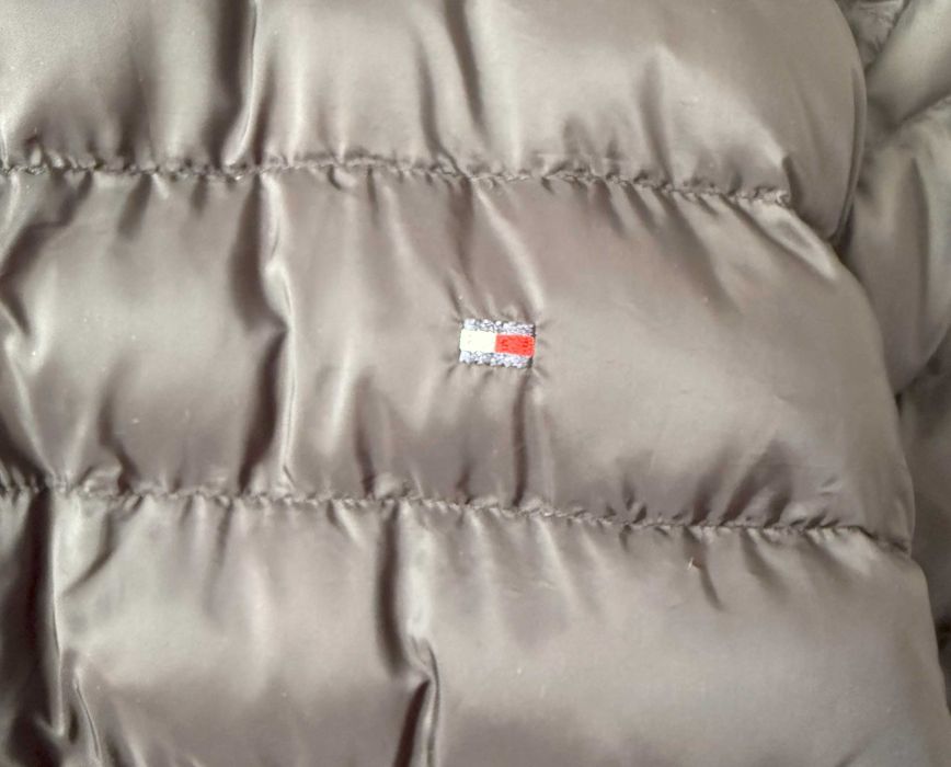 Czarna kurtka pikowana z kapturem - Tommy Hilfiger