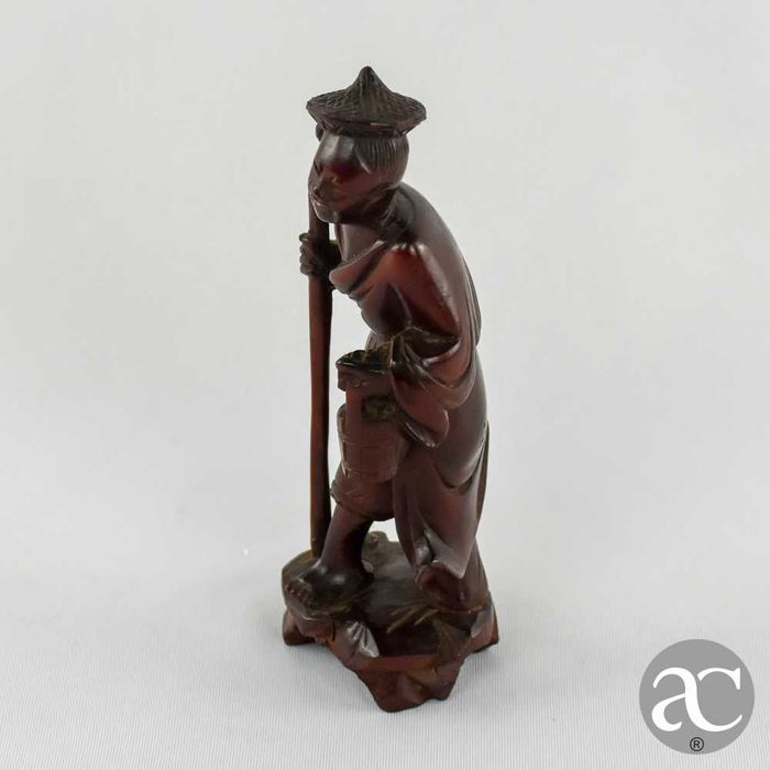 Figura de homem, China, em madeira exótica