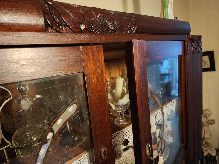 Móvel/cristaleira antigo