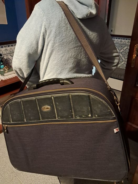 Mala de viagem  com trolley mas dá para usar de tiracolo