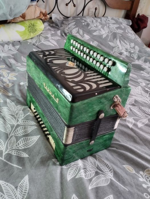 Продам гармонь гармошку чайка 2