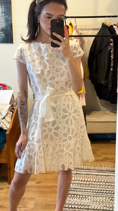 Biała sukienka M w kwiaty z paskiem elegancka