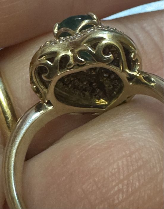 Золотое кольцо с бриллиантами и Изумрудом