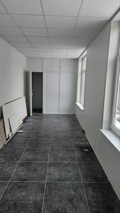 Продам  торгове приміщення Комарова з приватизованою ділянкою