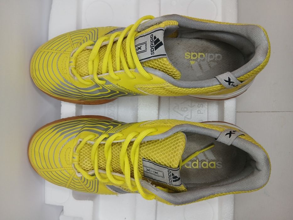 Chuteiras de futsal usadas