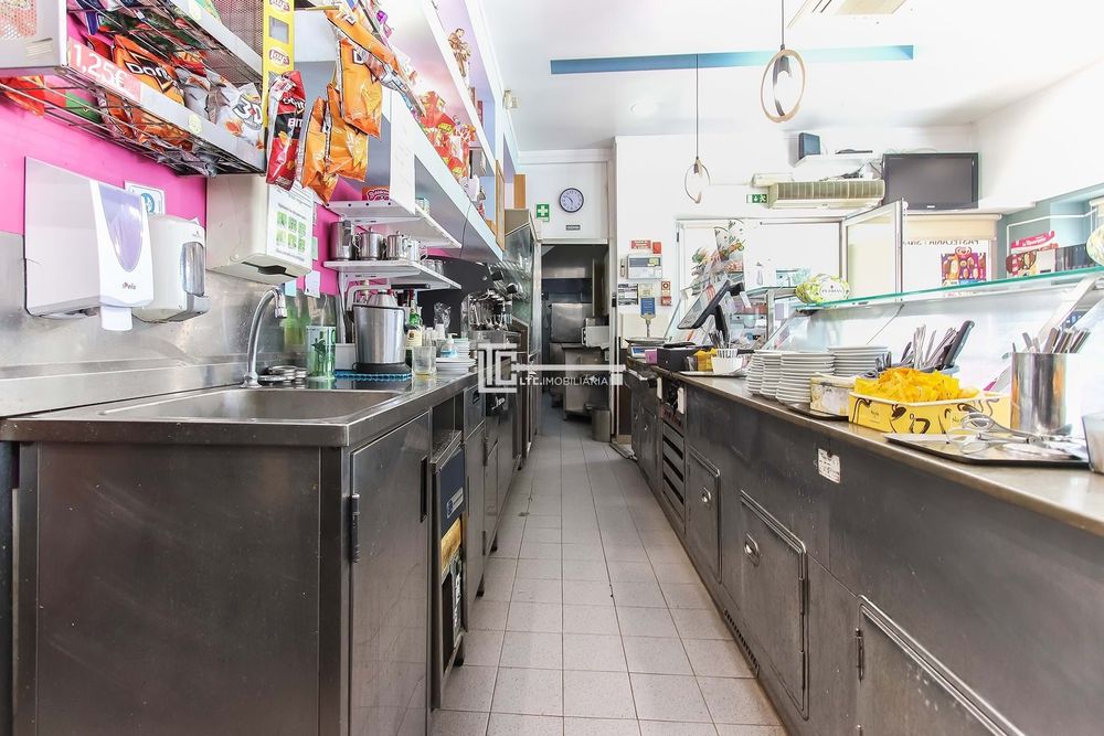 Trespassa-se restaurante e snack-bar em pleno funcionamento