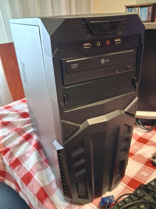 Computador com torre e teclado