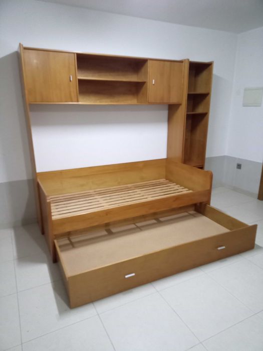 Cama dupla com estante incorporada em perfeitas condições