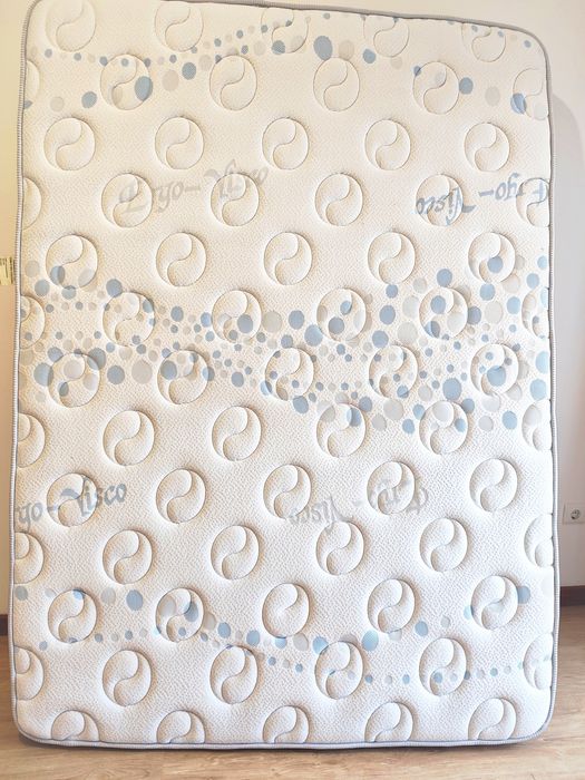 Colchão semi-novo em molas, impecável.