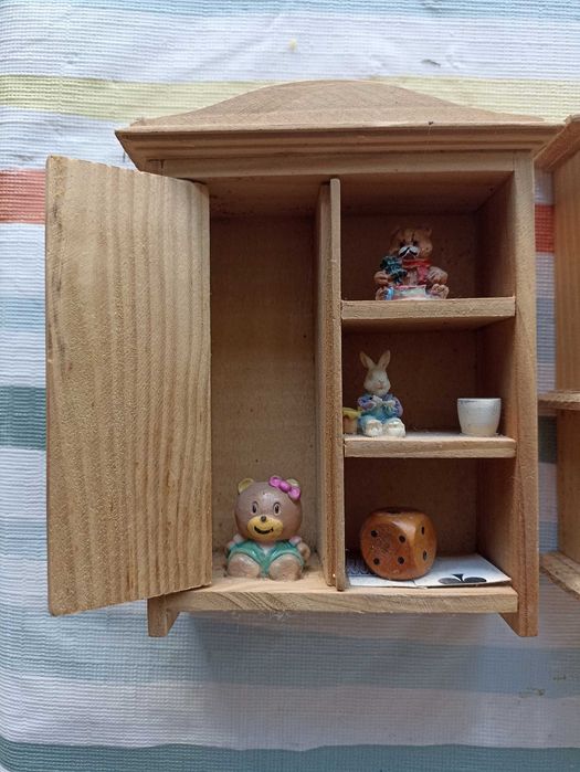 Móveis de madeira para casinha de bonecas