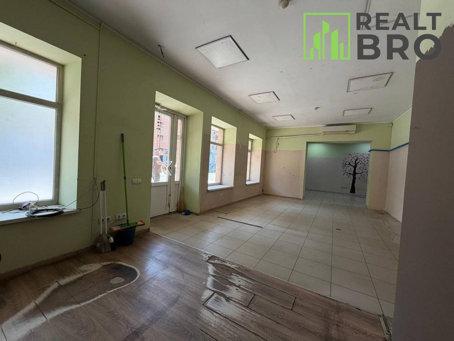 Фасадне торгова площа, з панорамними вікнами